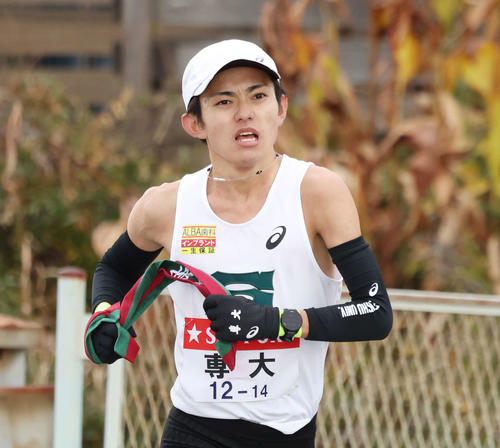 平塚中継所手前を力走する専大7区具志堅（撮影・宮地輝）