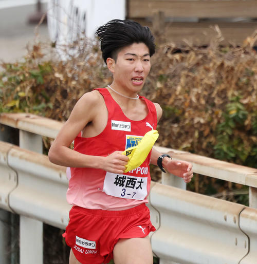 平塚中継所手前を力走する城西大7区三宅（撮影・宮地輝）