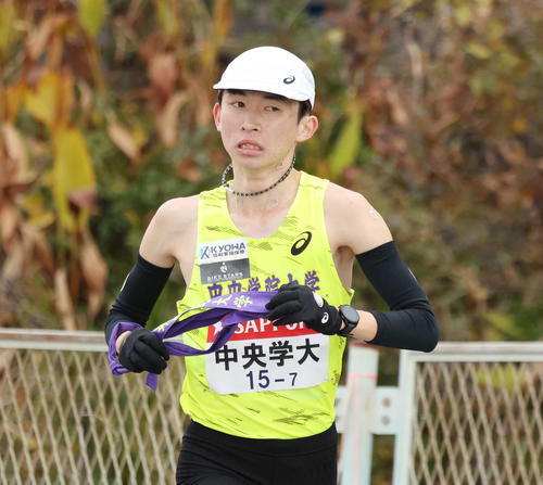 平塚中継所手前を力走する中央学院大7区坂本（撮影・宮地輝）