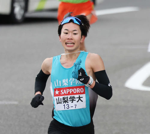 平塚中継所手前を力走する山梨学院大7区大杉（撮影・宮地輝）