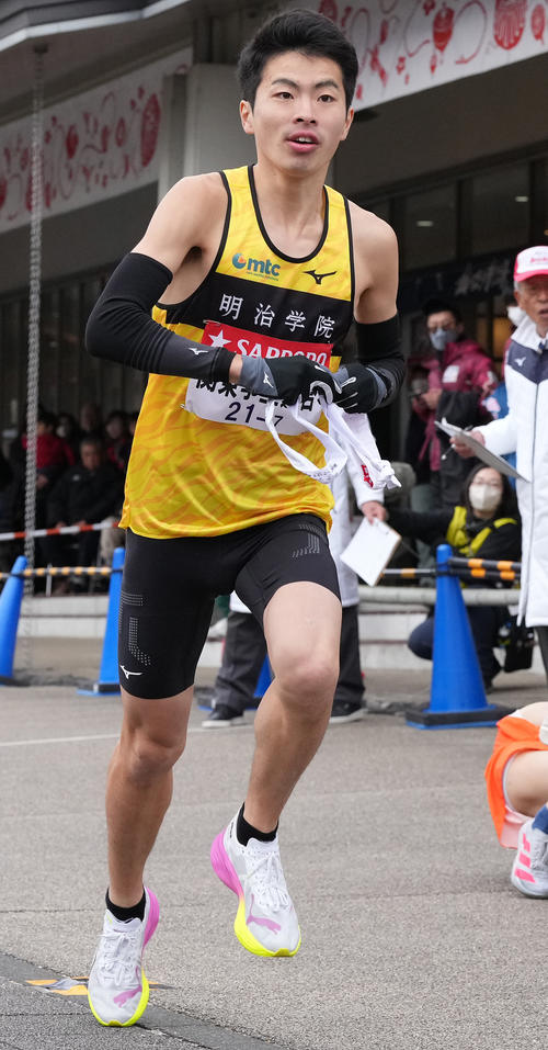 関東学生連合7区明学大・栗原は小田原中継所を出発する（撮影・鈴木みどり）