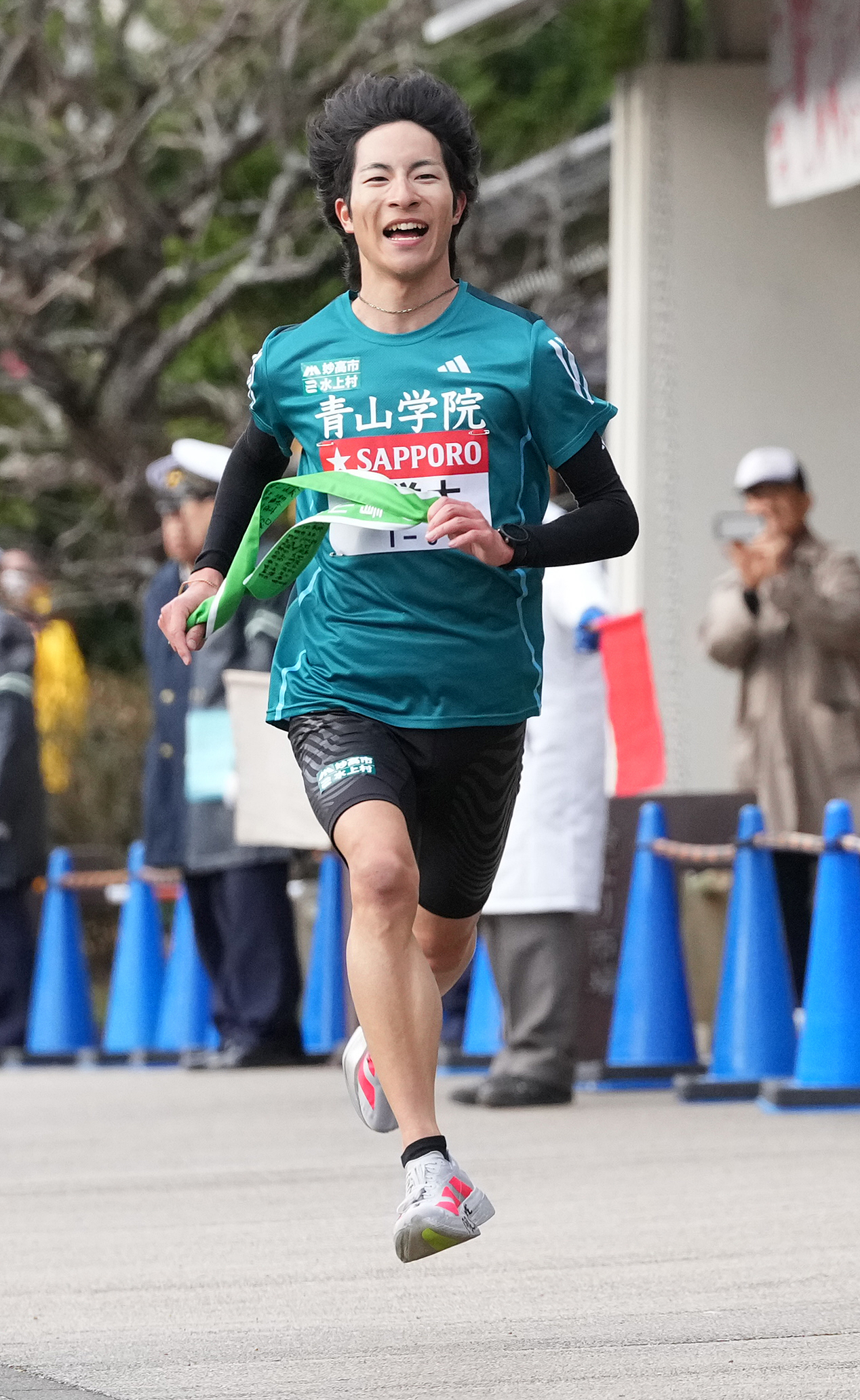 青学大6区野村は小田原中継所にトップで到着（撮影・鈴木みどり）