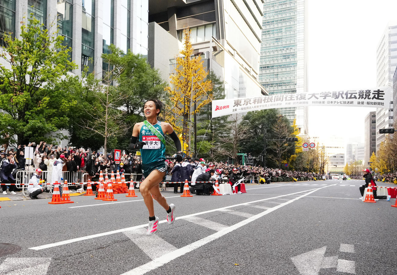 総合優勝しチームメートのもとへ向かう青学大10区小河原（撮影・江口和貴）