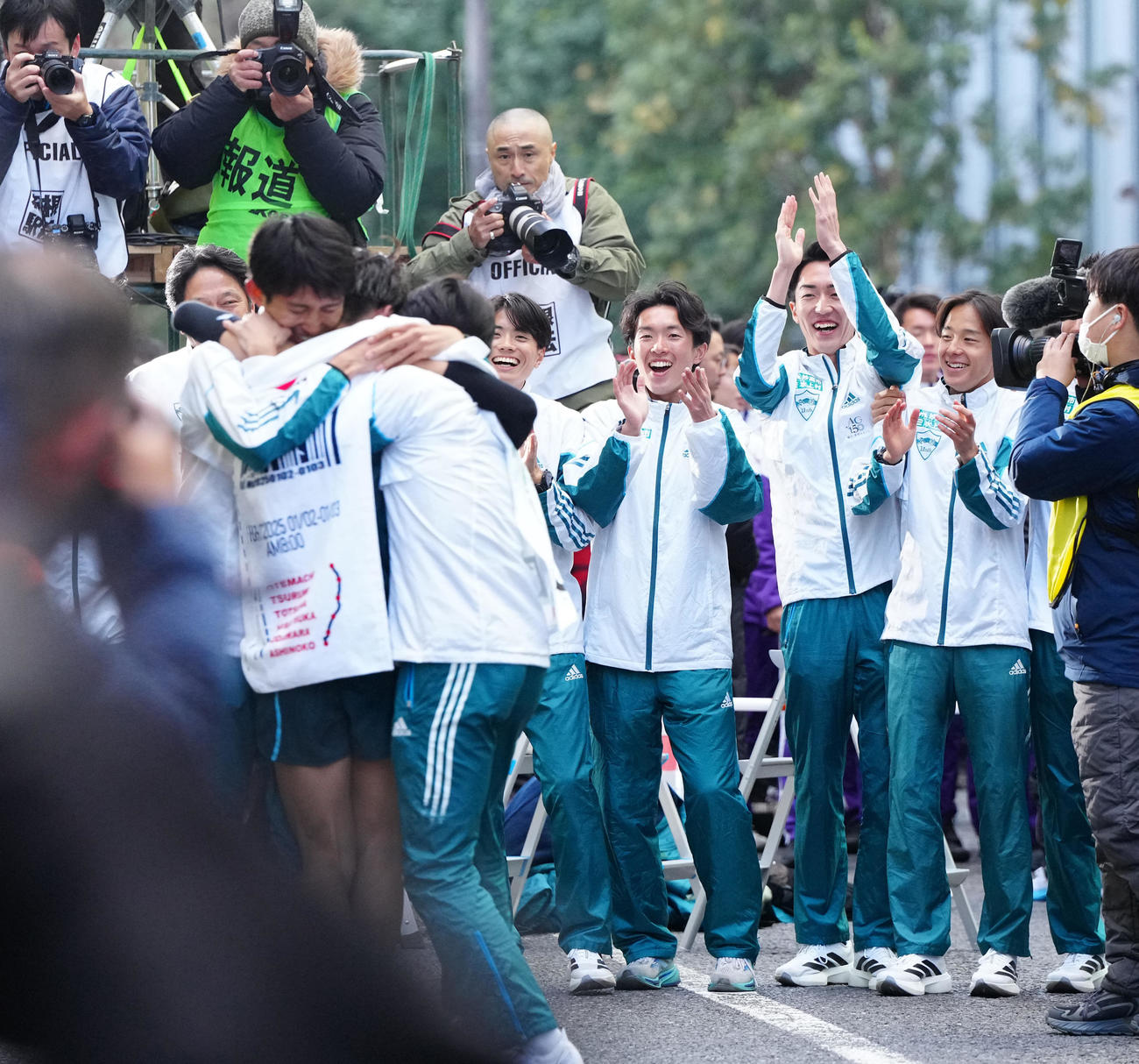 優勝テープを切った青学大10区小河原を笑顔で迎える選手たち（撮影・江口和貴）