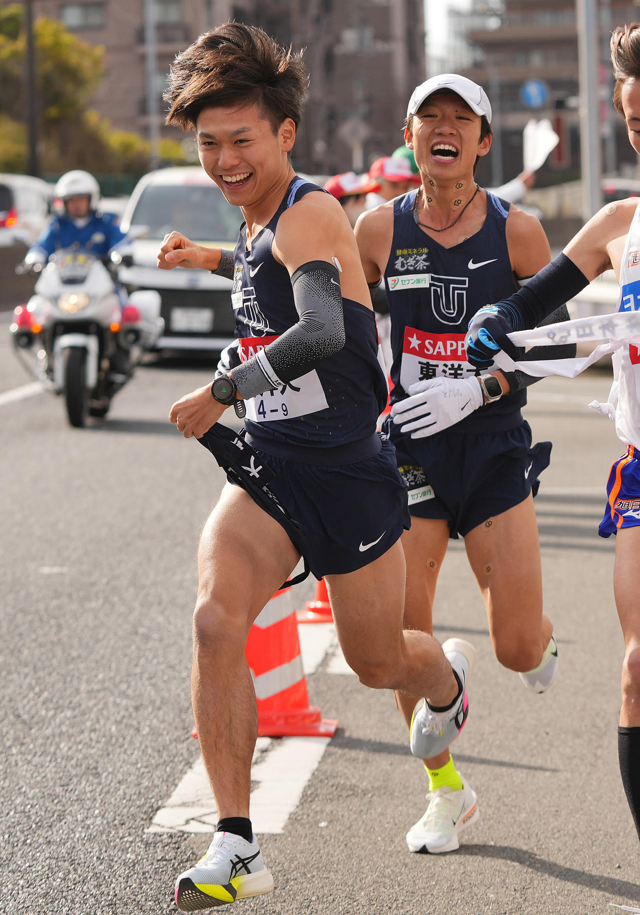 戸塚中継所でタスキリレーする、東洋大8区網本（右）と9区吉田（撮影・垰建太）