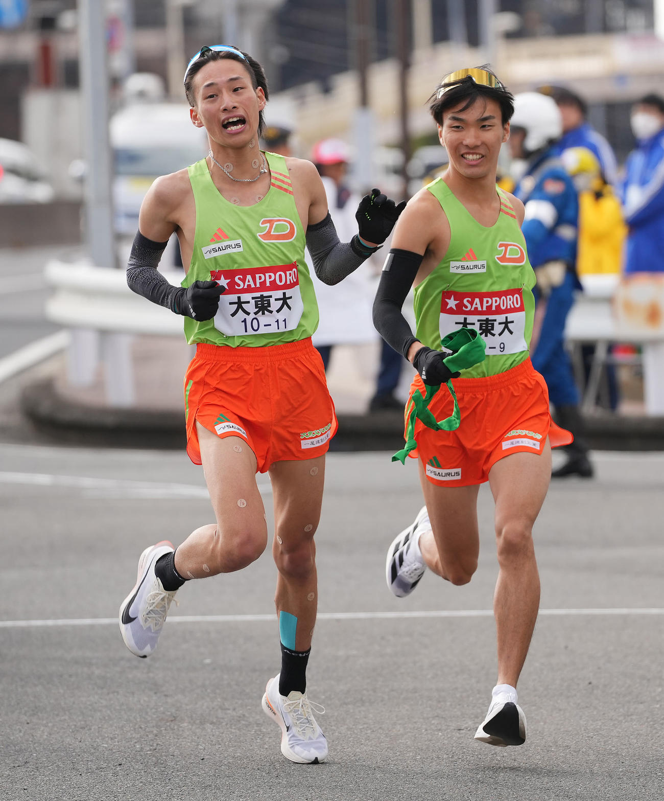 戸塚中継所でタスキリレーする大東大8区西川（左）と9区大谷（撮影・垰建太）