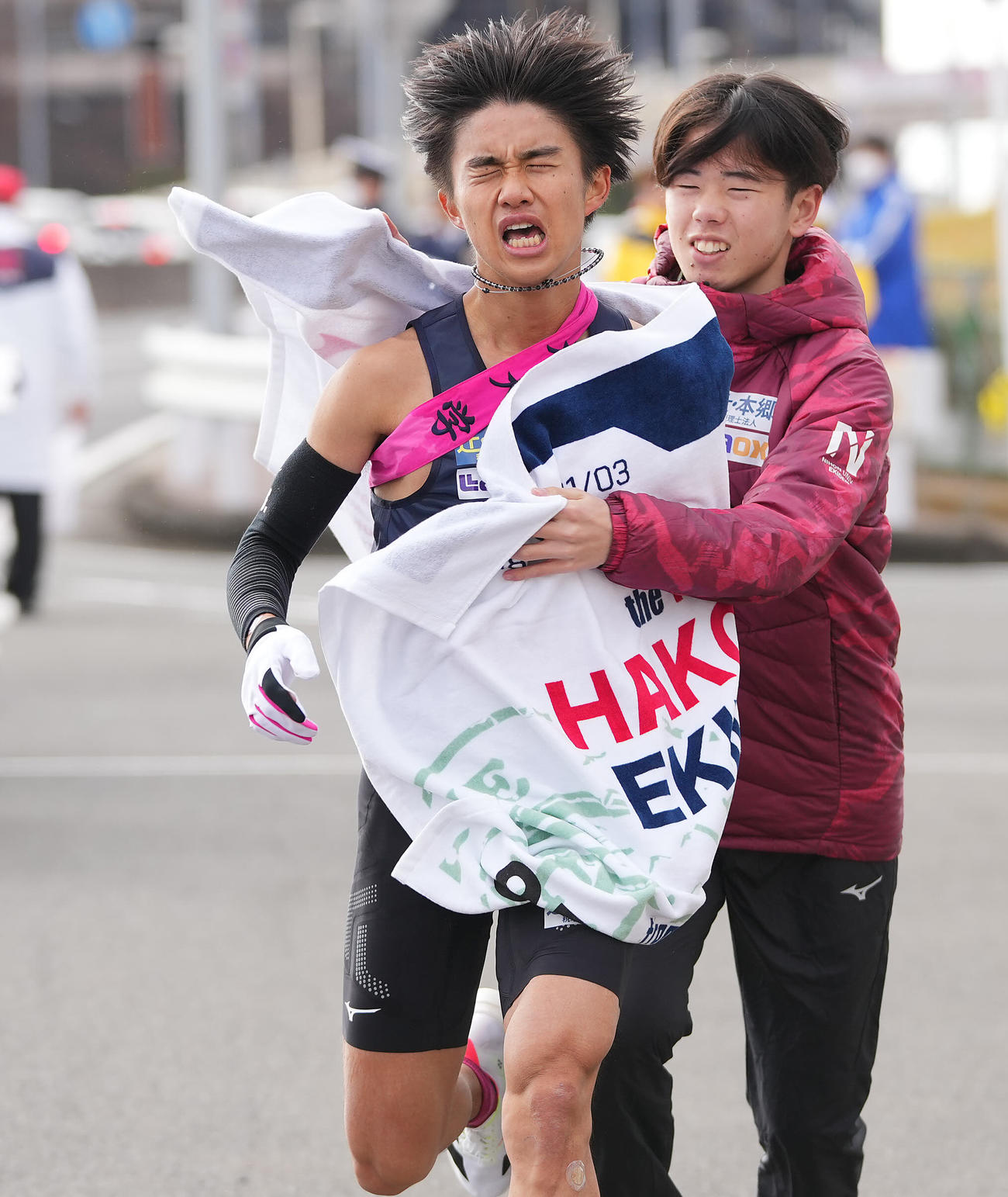 戸塚中継所でに着くも繰り上げによりタスキをつなげられなかった日大8区大橋（撮影・垰建太）