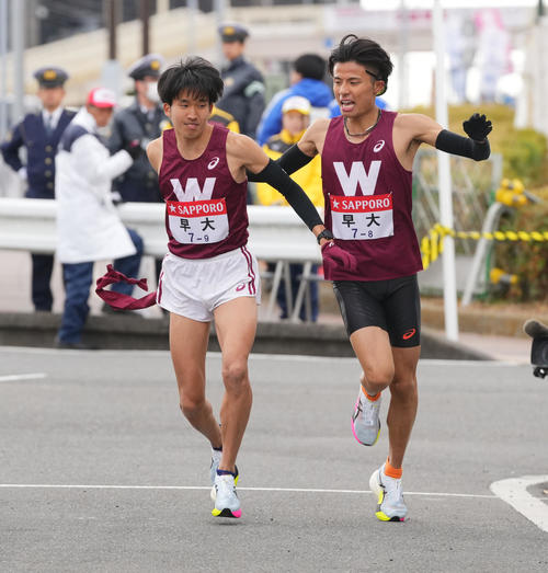 戸塚中継所でタスキリレーする早大8区伊福（右）と9区石塚（撮影・垰建太）