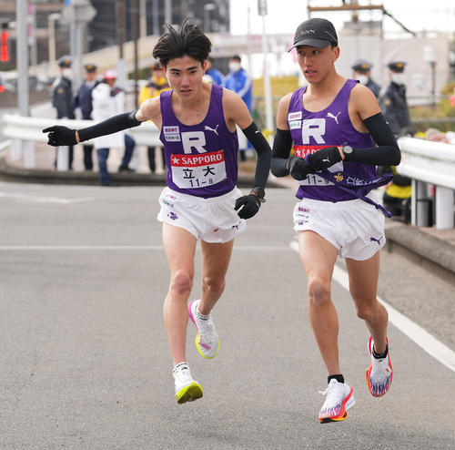 戸塚中継所でタスキリレーする立大8区山口（左）と9区安藤（撮影・垰建太）