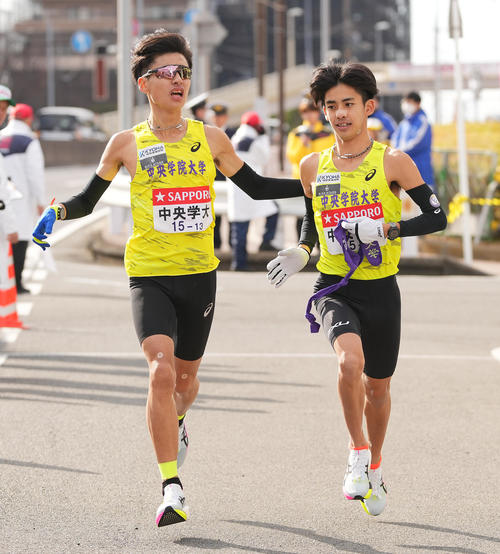 戸塚中継所でタスキリレーする中央学院大8区黒谷（左）と9区長部（撮影・垰建太）