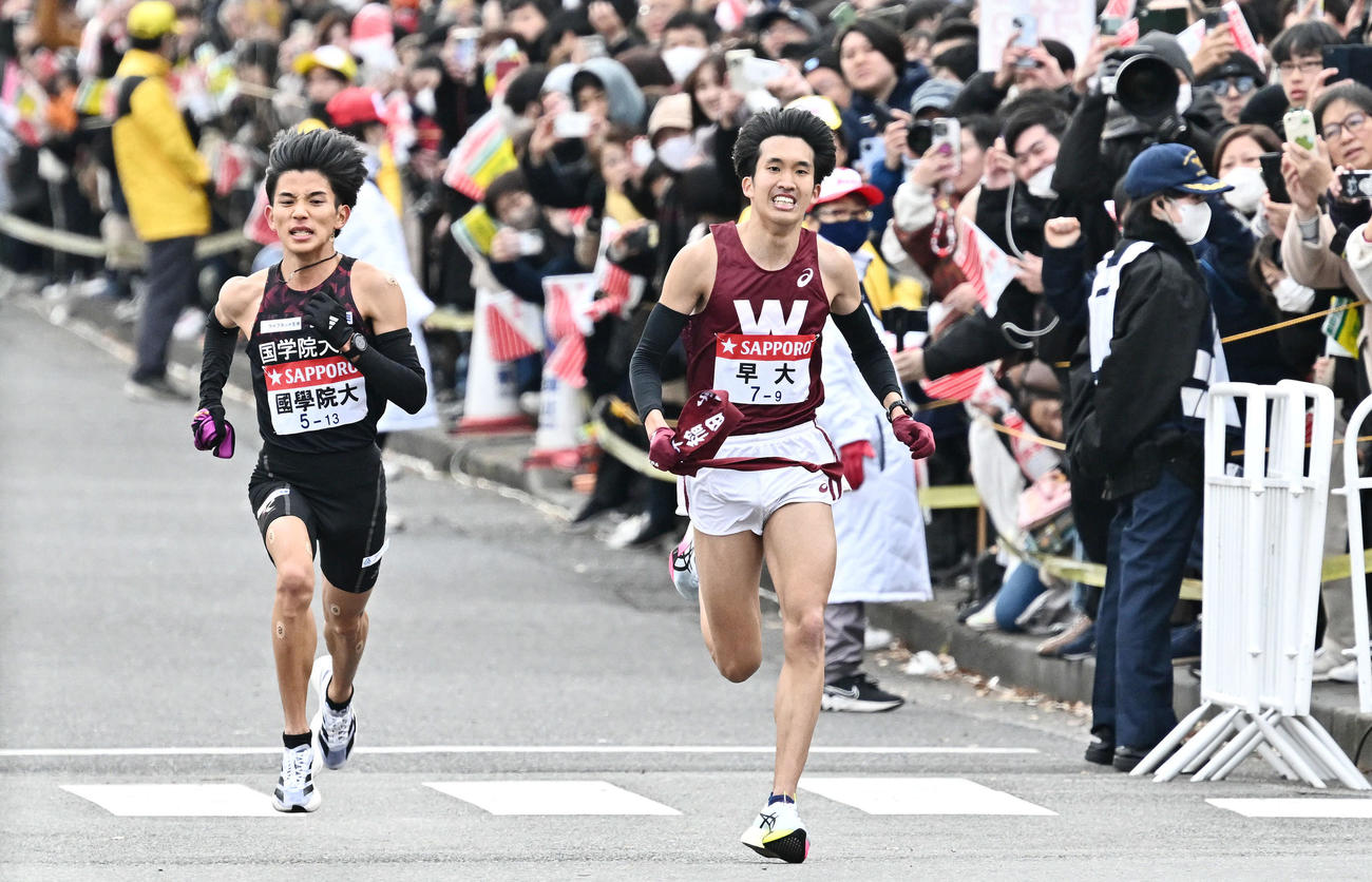 鶴見中継所に向かって力走する9区の国学院大・上原（左）と早大・石塚（撮影・滝沢徹郎）