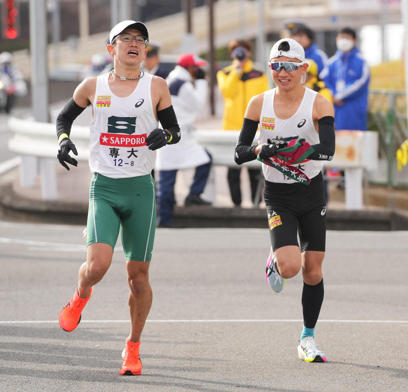戸塚中継所でタスキリレーする専大8区犬塚（左）と9区大田和（撮影・垰建太）