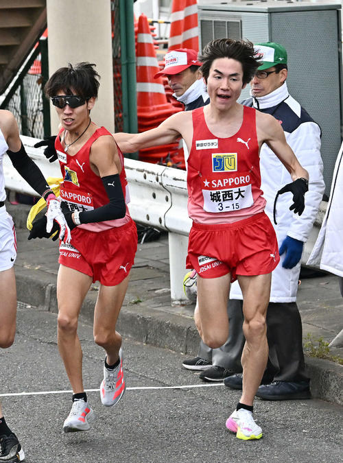 鶴見中継所でタスキリレーする城西大の9区桜井（右）と10区中島（撮影・滝沢徹郎）
