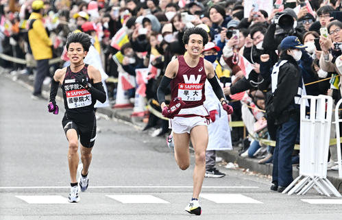 鶴見中継所に向かって力走する9区の国学院大・上原（左）と早大・石塚（撮影・滝沢徹郎）