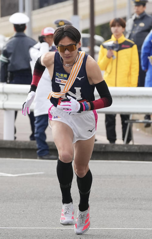 戸塚中継所から繰り上げでスタートする日大9区小路（撮影・垰建太）