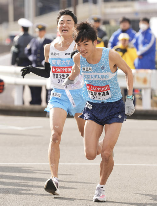 戸塚中継所でタスキリレーする関東学生連合8区秋吉（左）と9区古川（撮影・垰建太）