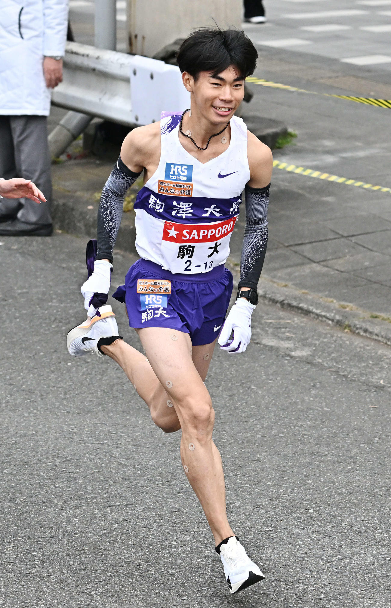 鶴見中継所でタスキリレーし走り出す駒大10区小山（撮影・滝沢徹郎）