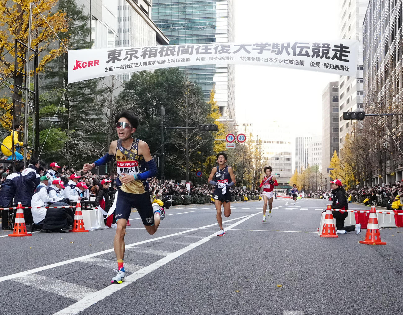 総合8位でゴールした東京国際大10区大村（手前）（撮影・江口和貴）