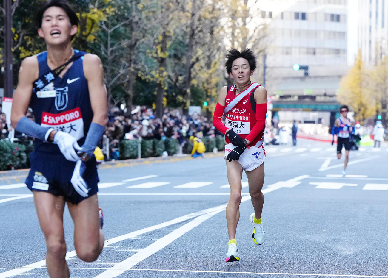 総合10位でゴールする帝京大10区小林（中央）（撮影・江口和貴）