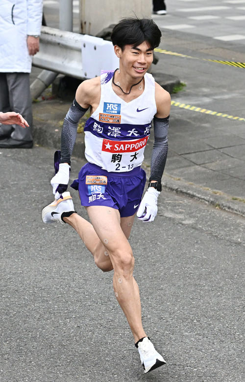 鶴見中継所でタスキリレーし走り出す駒大10区小山（撮影・滝沢徹郎）