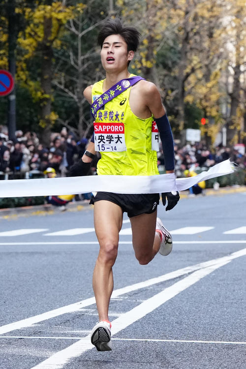 総合14位でゴールする中央学院大10区近田陽路