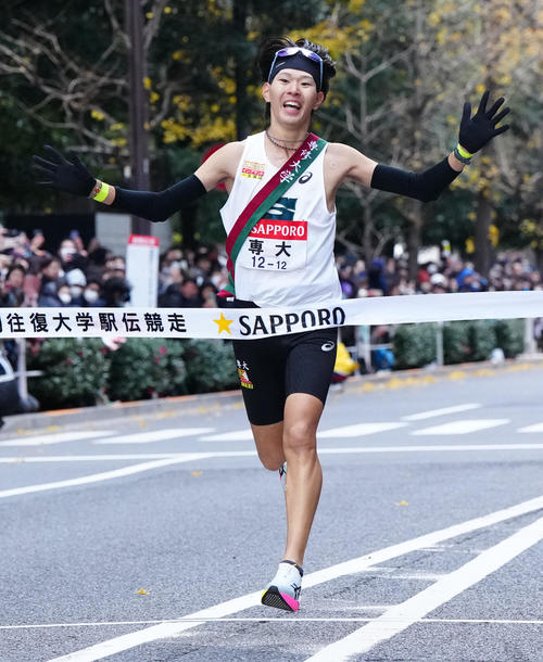 総合17位でゴールする専大10区藁科健斗