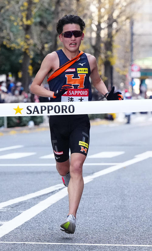 総合15位でゴールする法大10区行天陽虹