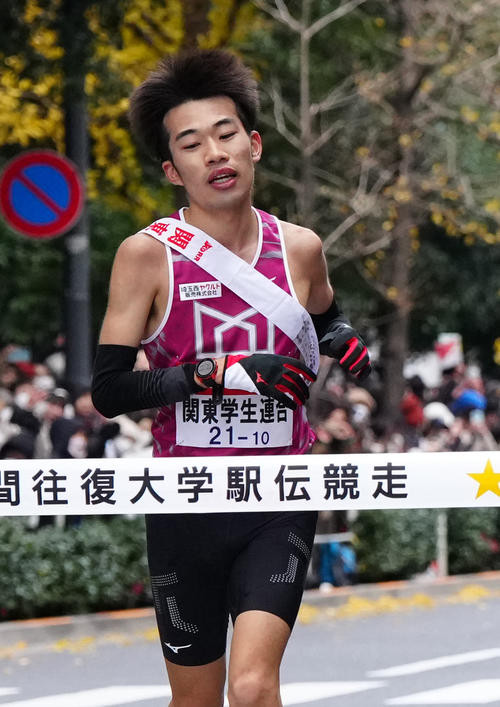 ゴールする関東学生連合10区武蔵野学院大・福本陽樹（左）