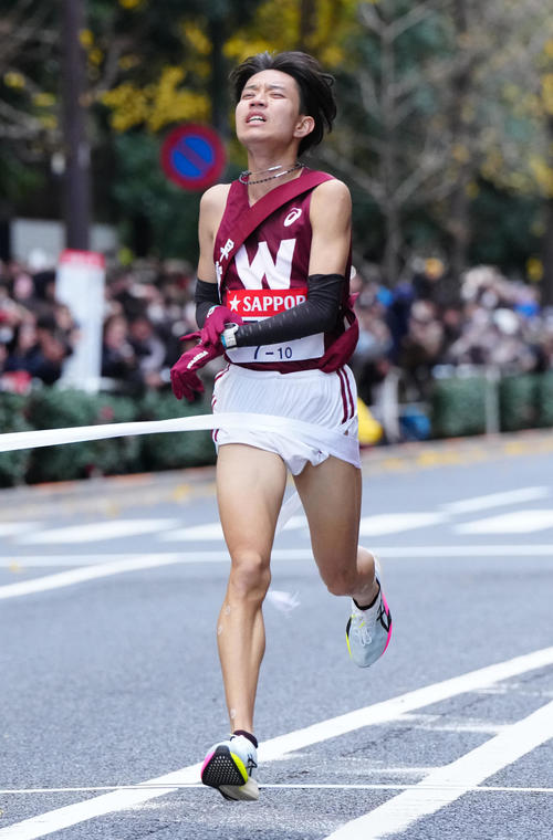 総合4位でゴールする早大10区菅野（撮影・江口和貴）