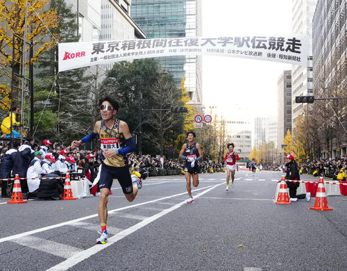 総合8位でゴールした東京国際大10区大村（手前）（撮影・江口和貴）