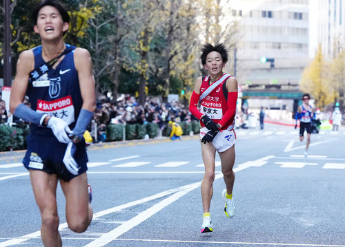 総合10位でゴールする帝京大10区小林（中央）（撮影・江口和貴）