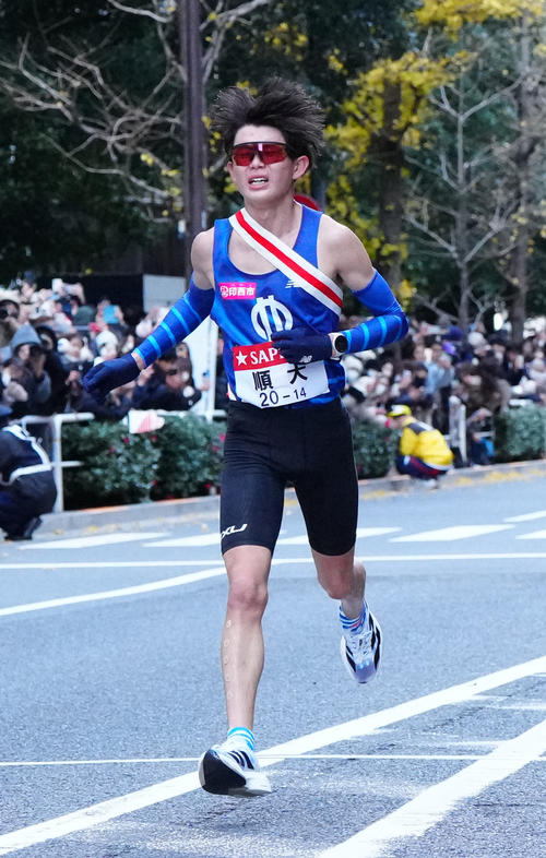 総合11位でゴールする順大10区古川（撮影・江口和貴）