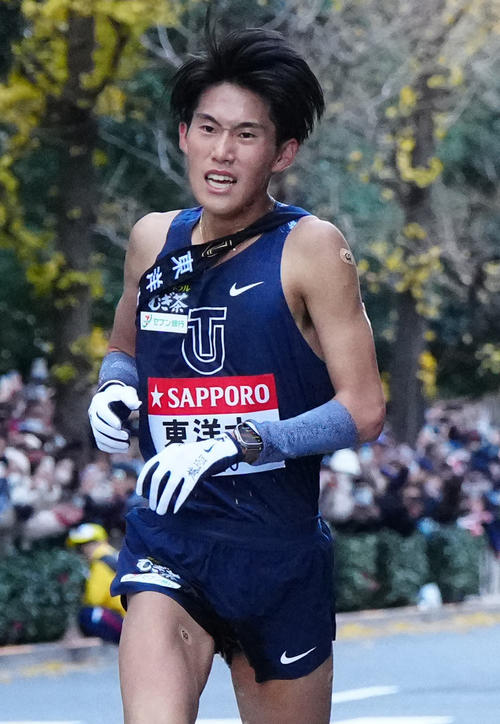 9位でゴールする東洋大10区薄根（撮影・江口和貴）