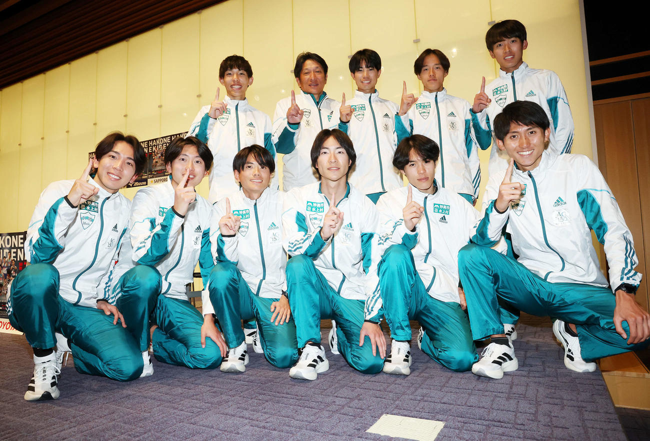 優勝会見後、ポーズを決め原晋監督（後列左から2人目）と写真に納まる青学大の、前列左から鶴川、白石、若林、野村、太田、田中、後列左から黒田朝、1人おいて宇田川、塩出、小河原（撮影・河田真司）