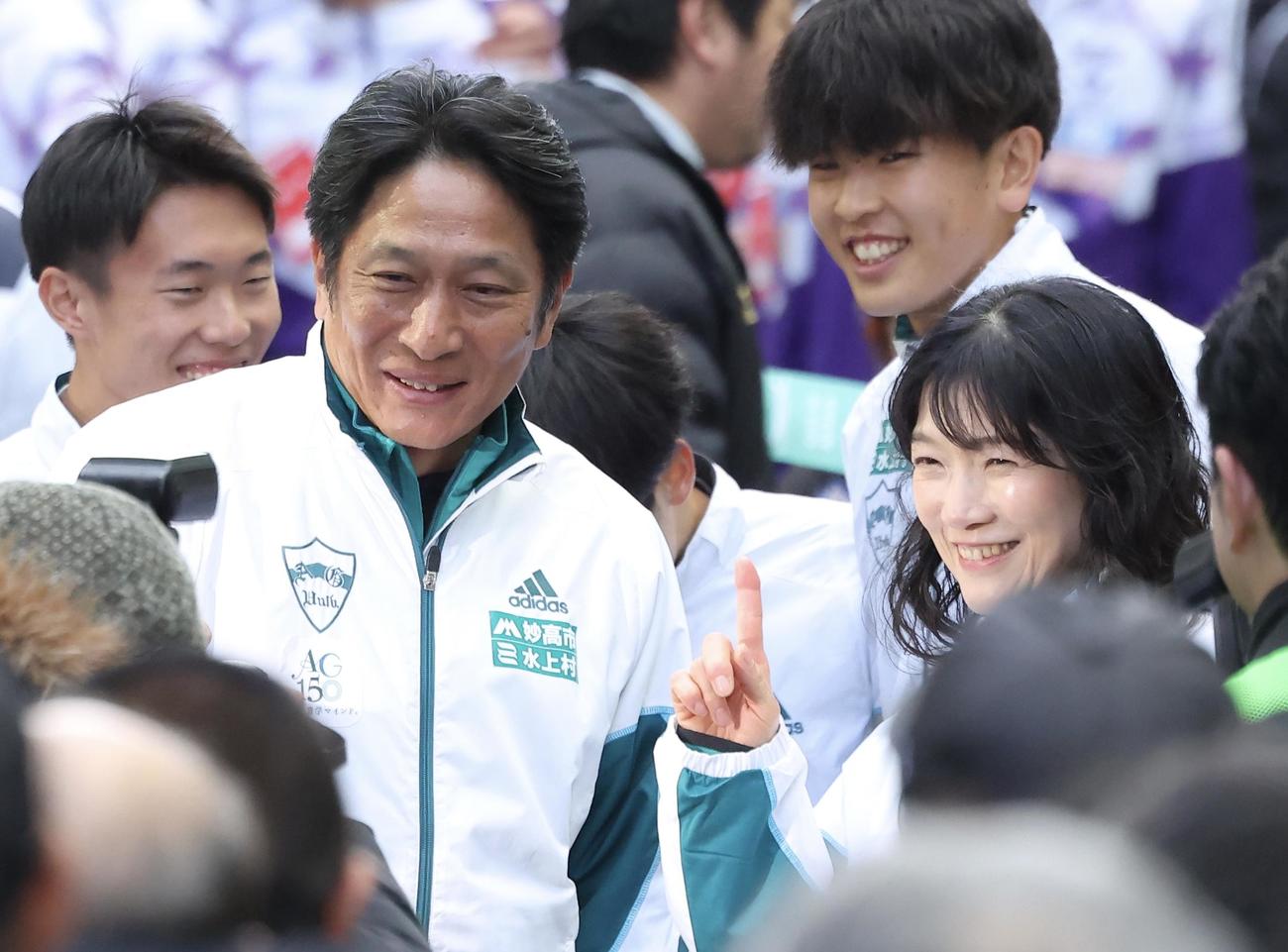 10区小河原のゴールを待つ間、記念撮影する青学大・原監督（左）と美穂夫人（撮影・河田真司）