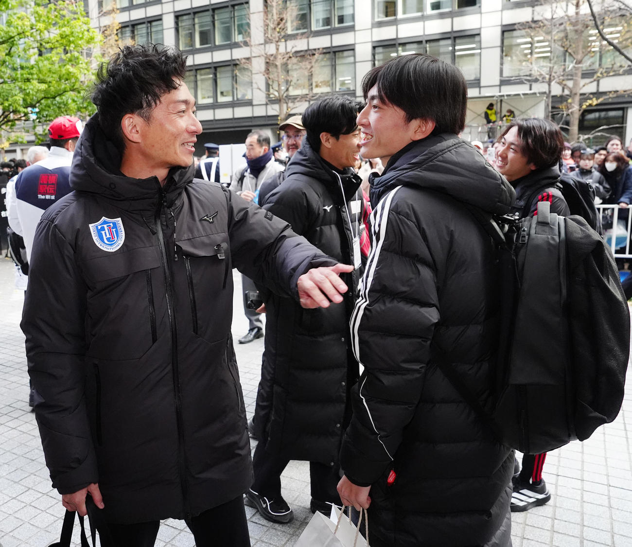 大会後、言葉を交わす東京国際大・中村監督代行（左）と国学院大の平林（撮影・江口和貴）