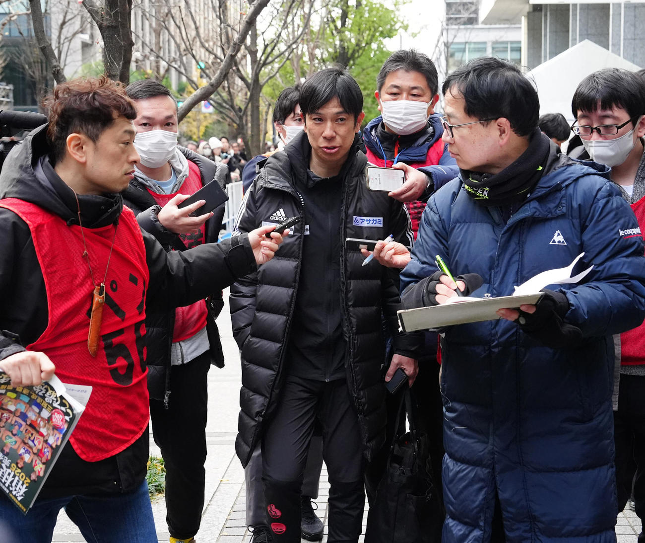 記者に囲まれる国学院大・前田監督（中央）（撮影・江口和貴）