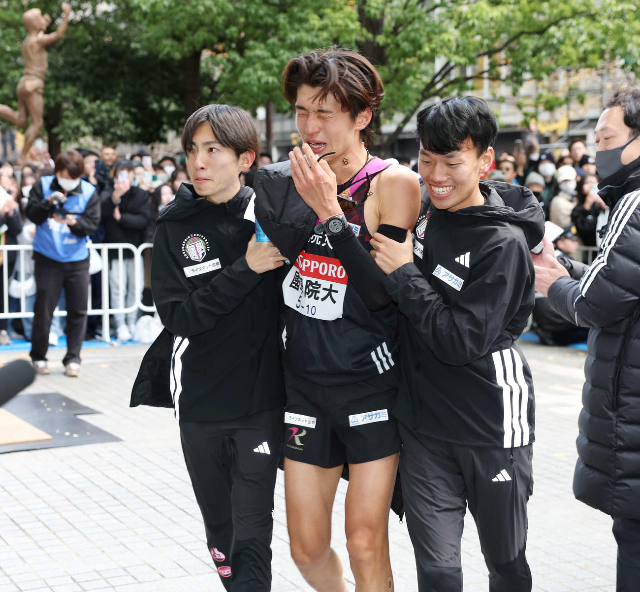 総合3位でゴールし感極まる国学院大10区吉田（中央）。左は2区の平林、右は3区の山本（撮影・宮地輝）
