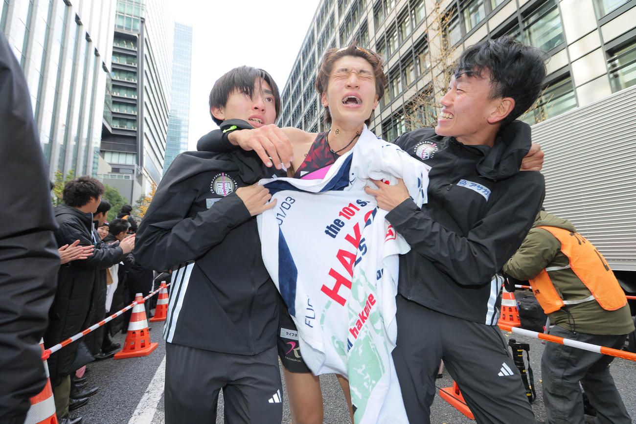 第101回箱根駅伝　苦しそうにゴールする国学院大10区吉田蔵之介（中央）（代表撮影）