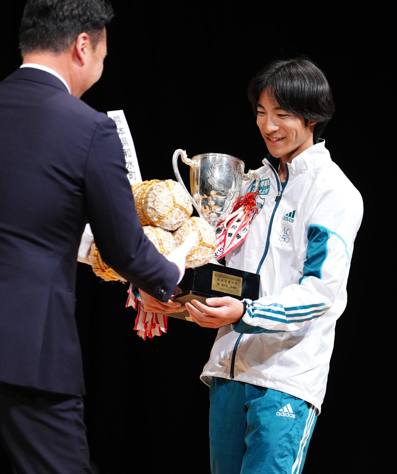 第101回箱根駅伝　最優秀選手賞・金栗四三杯を受け取る青学大・野村昭夢（右）（代表撮影）