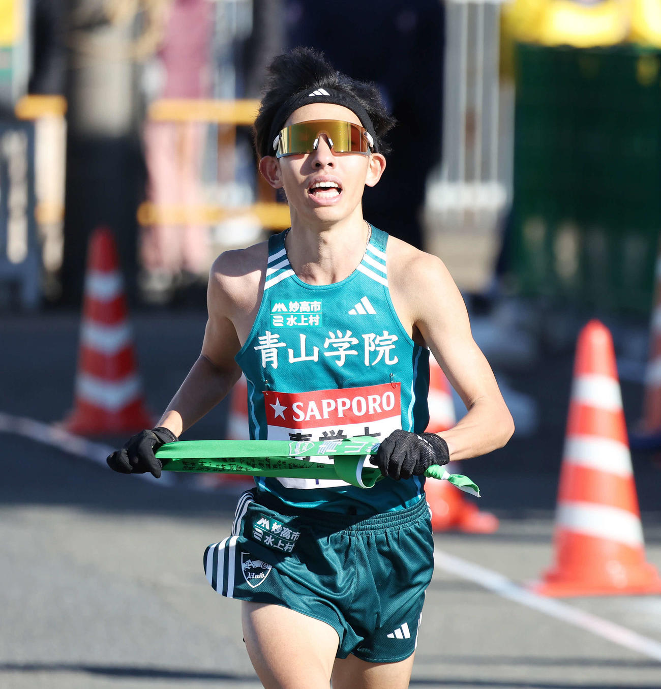 戸塚中継所に駆け込む青学大2区黒田朝（2025年1月2日撮影）