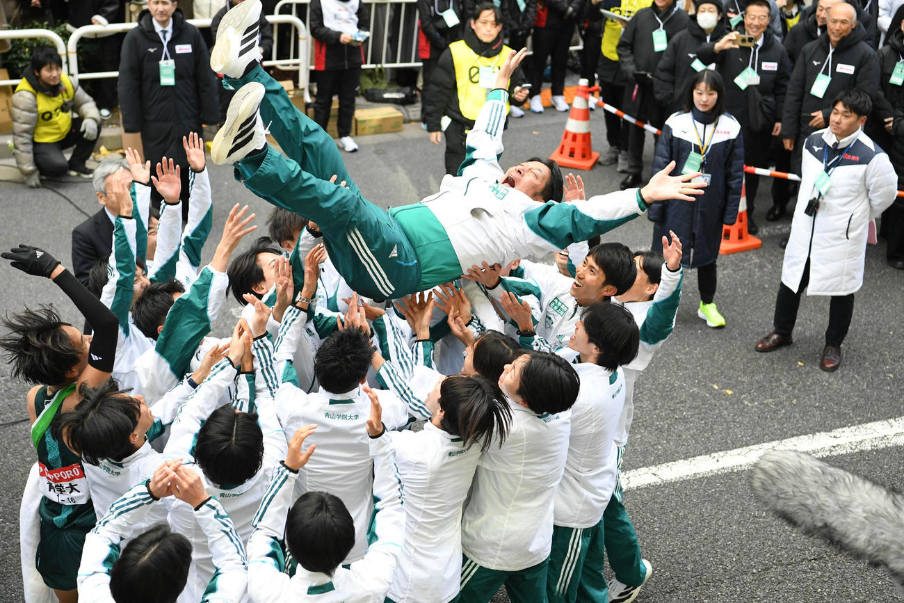 第101回箱根駅伝　2年連続8度目の優勝を飾り胴上げされる青学大・原晋監督（代表撮影）