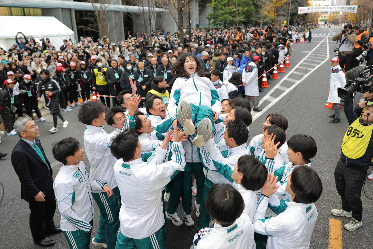 第101回箱根駅伝　2年連続8度目の優勝を飾り胴上げされる青学大・原晋監督の妻・美穂さん（代表撮影）