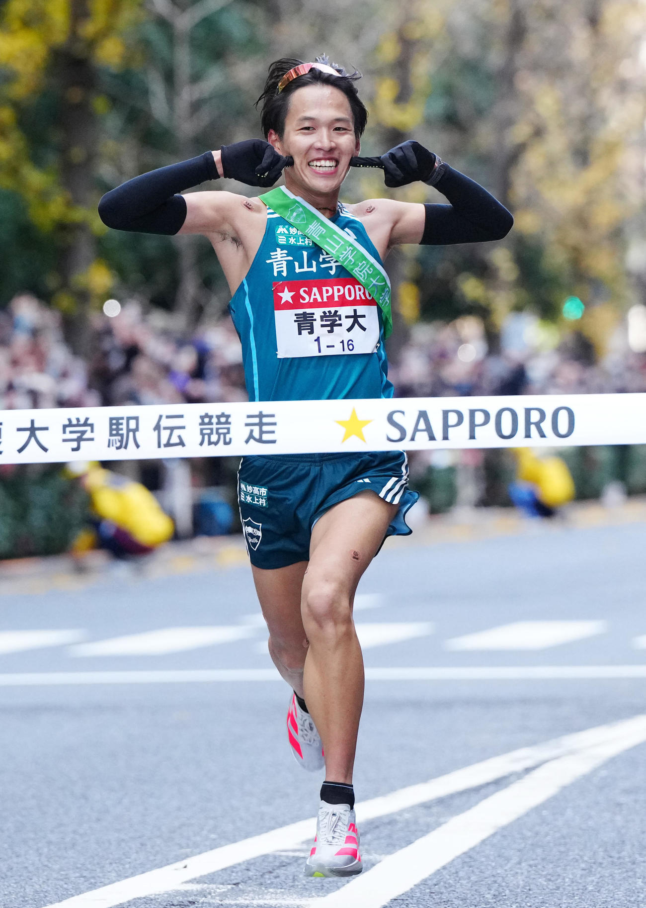 かわいいポーズで優勝テープを切る青学大10区小河原（撮影・江口和貴）