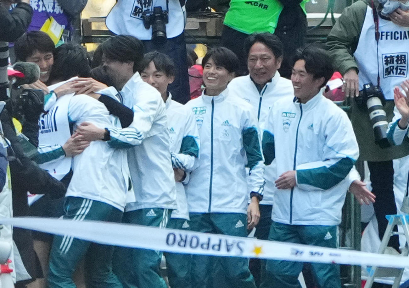 総合優勝を果たし、笑顔を見せる青学大・原監督（右から2人目）（撮影・菅敏）