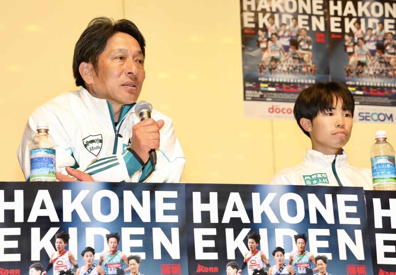 総合優勝を果たし、会見に臨む青学大・原監督（左）。右は1区宇田川（撮影・河田真司）