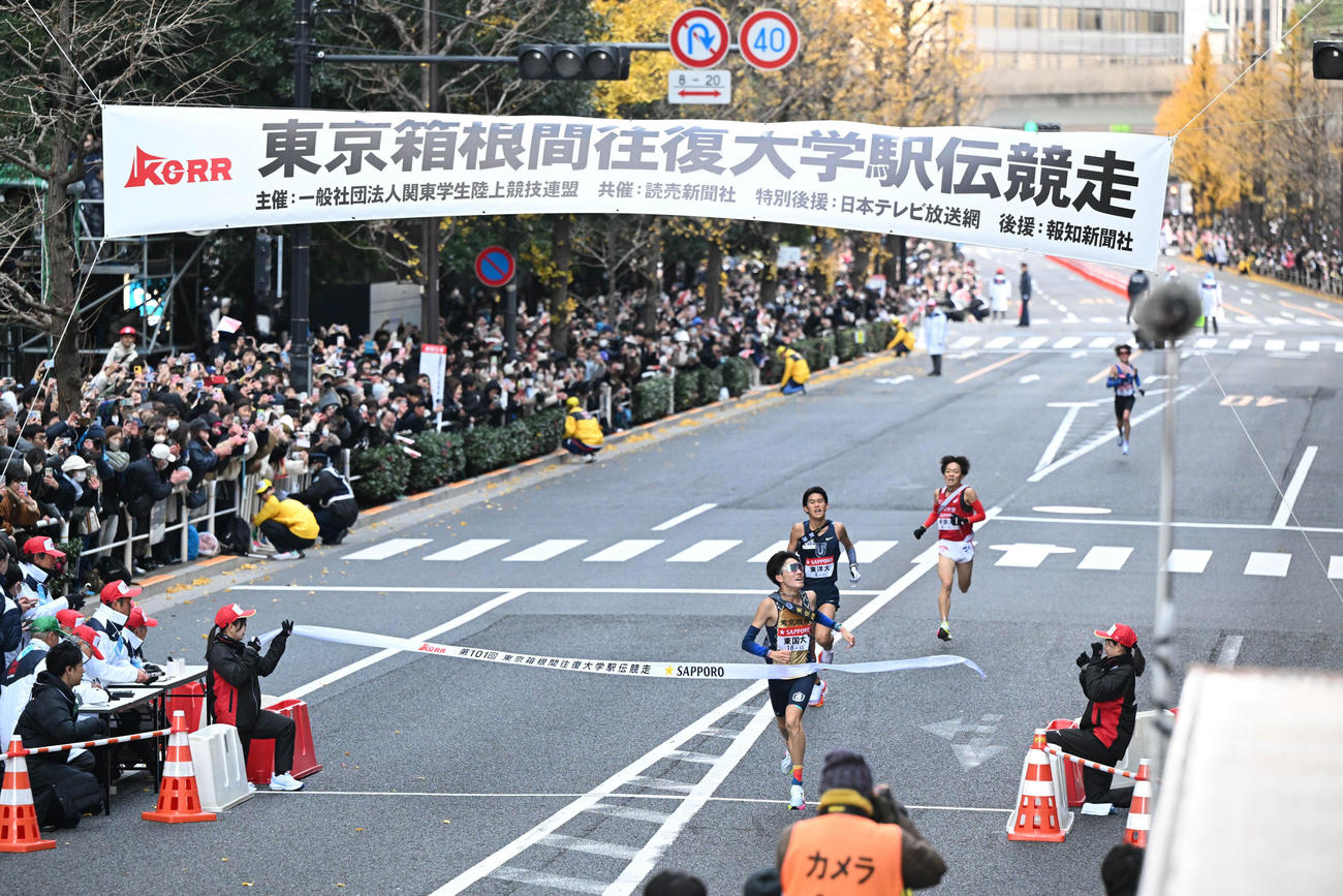 第101回箱根駅伝　ゴール前で激しいシード権争いをする東京国際大10区大村良紀、東洋大10区薄根大河、帝京大10区小林咲冴、順大10区古川達也（代表撮影）