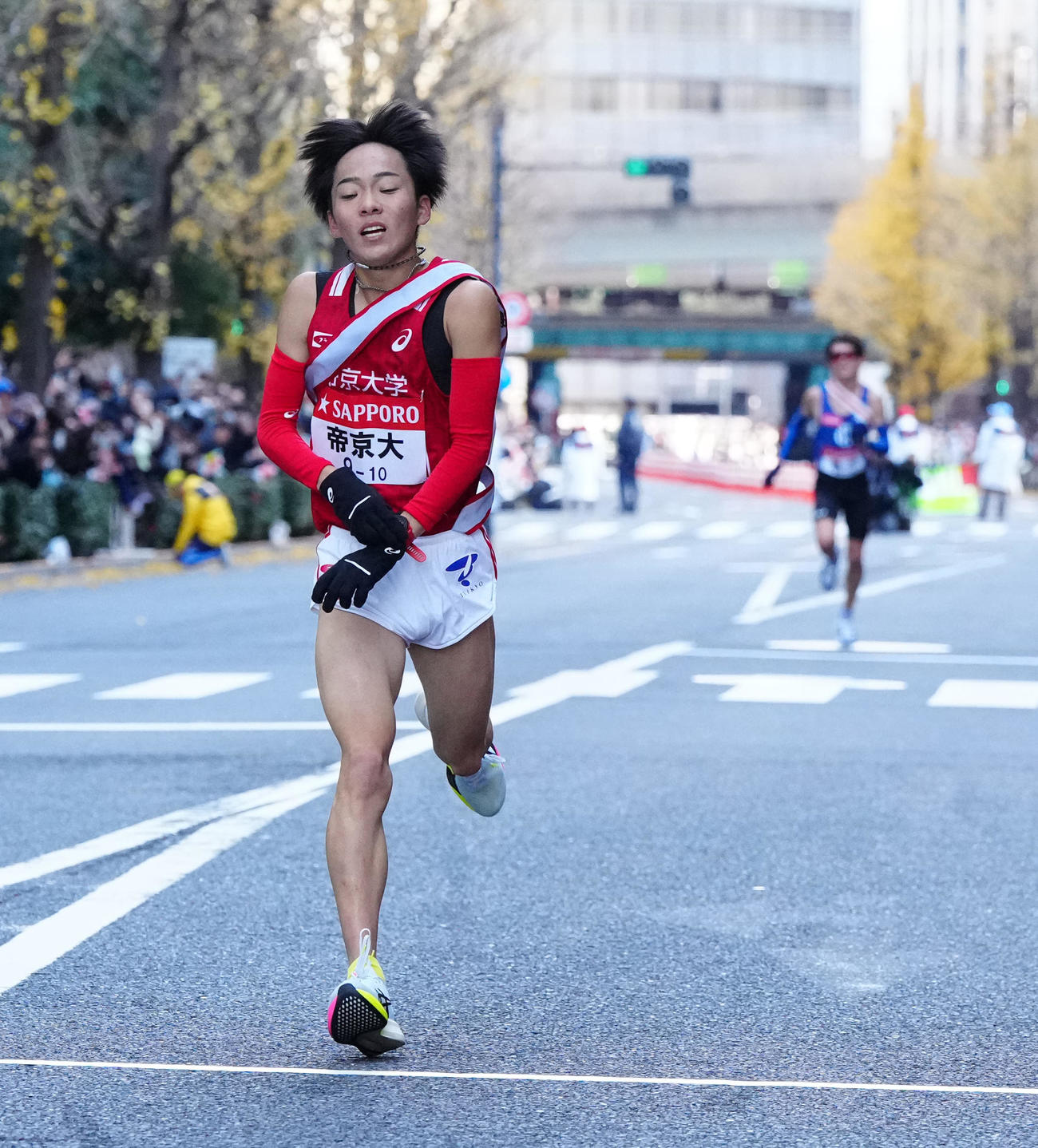 10位でゴールする帝京大10区小林。後方は順大10区古川（撮影・江口和貴）