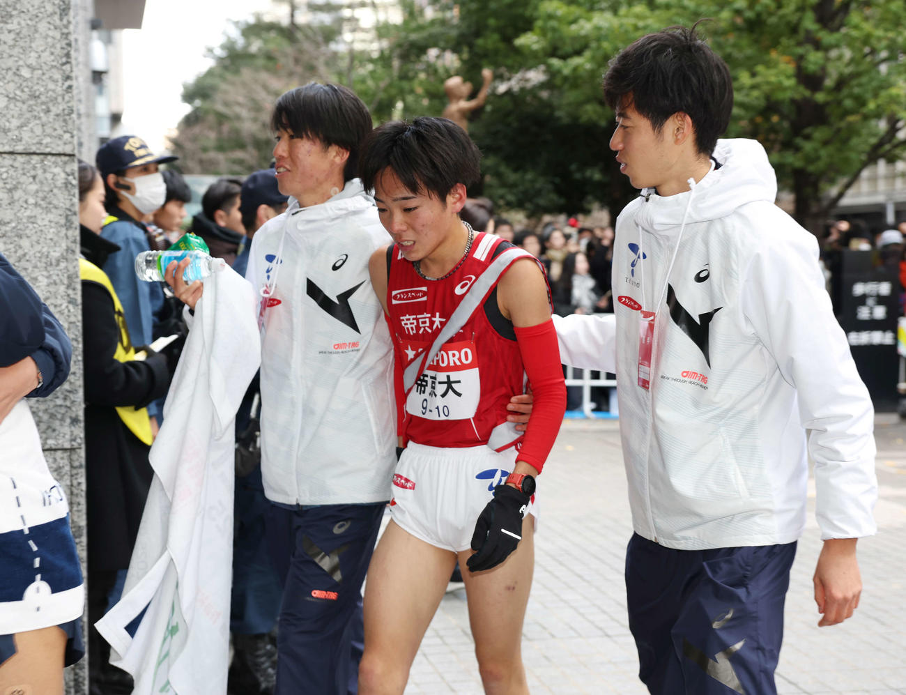 総合10位でゴールし引き揚げる帝京大10区小林咲（中央）（撮影・宮地輝）