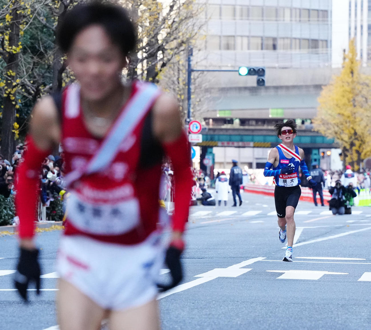 総合11位でゴールする順大10区古川。手前は帝京大10区小林（撮影・江口和貴）